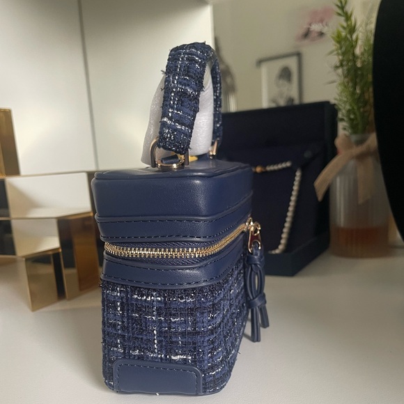 Chic Hobo Bag Dual Zipp Crossbody - Picture 15 of 17